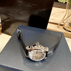 Montres analogiques élégantes à boîtier rond avec accents décoratifs mobiles, cadran à chiffres romains et bracelet en cuir, montres décontractées Chopards - Product Image 2