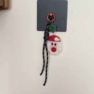 Sac à clés tricoté à la main en forme d'arbre de Noël, Père Noël et ours, idéal comme cadeau pour les amis et pour la décoration de Noël - Vente en gros - Product Image 1