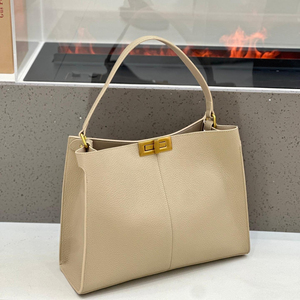 Sac à main en cuir grainé noir de luxe discret, sac fourre-tout à poignée supérieure pour femme, sac à bandoulière de créateur en cuir véritable de luxe - Product Image 2