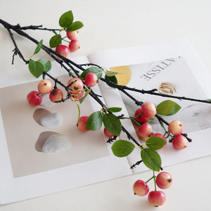 กิ่งแอปเปิ้ลประดิษฐ์พร้อมผลเบอร์รี่สีแดงและใบไม้สีเขียวสำหรับตกแต่งบ้านและใช้เป็นอุปกรณ์ประกอบฉากถ่ายภาพ - Product Image 3