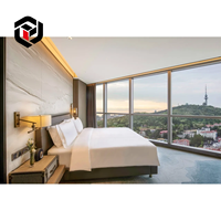 Suites d'hôtel de luxe à fenêtre panoramique cinq étoiles, chambre double, lit king-size rembourré en bois de chêne écologique, dressing avec éclairage LED