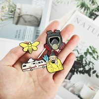 Petite broche en métal plaqué or personnage de dessin animé film méchant abeille masque pour les occasions d'anniversaire en gros accessoire Badge