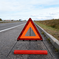 Se plie pour un rangement extrêmement facile, ce qui le rend pratique à toujours avoir à portée de main dans votre véhicule. Triangle de signalisation.