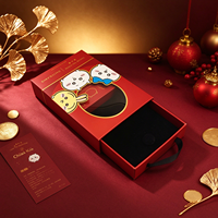 Boîte cadeau de luxe personnalisée rouge motif dessin animé avec fenêtre transparente, insert en mousse noire et impression dorée pour collier