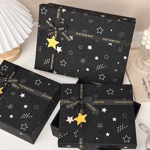 Elegante <span class=keywords><strong>Scatola</strong></span> Regalo Rettangolare Nera con Coperchio e Base, Design con Fiocco e Cielo Stellato, Carta Speciale; Perfetta per Regali Maschili - Product Image 3