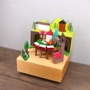 Boîte à musique en bois à motifs de chansons personnalisés Train mobile de village de montagne avec train en hêtre rotatif Boîte à musique cadeau en hêtre - Product Image 6