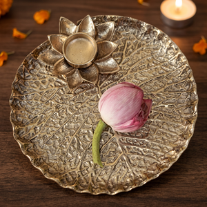 Assiette décorative ronde en métal avec motif végétal gravé, style vintage fait main, pour présentation de mariage - Product Image 5