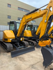 Mini-excavatrice LIUGONG 9055F ZTS neuve, engin sur chenilles agile pour la rénovation de cours et les travaux de pose souterraine - Product Image 1