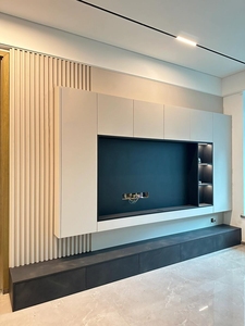 Meuble TV flottant avec éclairage LED, rangements et étagères ouvertes, blanc moderne pour salon, sur mesure - Product Image 1
