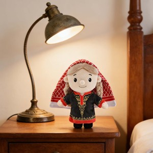 Peluche personnalisée adorable Fille Saoudienne, avec Keffiyeh Rouge et Robe Brodée Or, pour Décoration Intérieure et Articles de Collection - Product Image 3