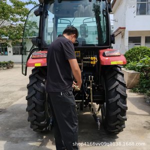Tractor de Ruedas Weichai de 70 Hp con Transmisión de 8+8 Velocidades para Uso Agrícola en Color Rojo - Product Image 5