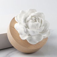 Diffuseur d'huiles essentielles en porcelaine artisanale sur base bois, parfumé, en forme de fleur, pour la maison