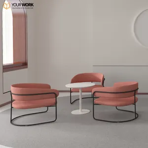 Tasarımcı sandalyeler geniş içi boş tasarım Metal boru çerçeve ofis Vip resepsiyon odası demir yuvarlak kanepe sandalyeler salonu ara sıra sandalye