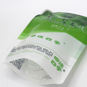 Bolsa Personalizada de 1000ml con Base de Plástico PE, Transparente, Portátil, a Prueba de Fugas, con Boquilla, Impresión por Grabado para Agua de Coco y Cerveza - Product Image 3