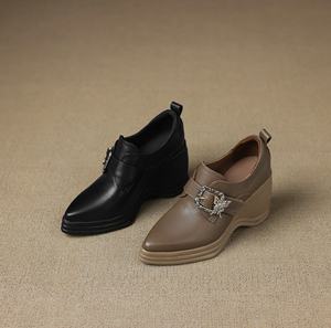 Chaussures en cuir pleine fleur à bout pointu, couleur unie, avec boucle de ceinture en forme de papillon en peau de mouton sur la partie supérieure - Product Image 6