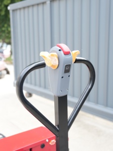 Transpalette Électrique 2000 kg Capacité Pneus Pleins Mât Monophasé Utilisation Intérieure Opération Debout Batterie Plomb-Acide - Product Image 6