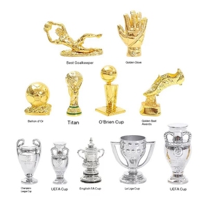 Porte-clés YX en résine, écologique, fait main et peint à la main, avec trophée de gardien de but de football (Chaussure d'Or) et ballon d'or, pour les fans - Product Image 2