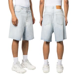 Shorts en jean amples et déchirés bleu clair en coton à bords bruts pour hommes - Product Image 1