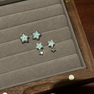 Pendientes de estrella de Metal de circón diseño femenino sentido nicho personalidad Simple todo temperamento moda Vintage pendientes - Product Image 2