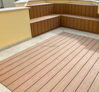 Surface de grain de bois de teck moderne durable en relief WPC 3D pour les cours extérieures, les entrepôts, les extérieurs, un clic de 18mm