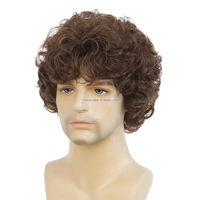 Perruque Courte Bouclée Marron Super Qualité pour Homme JAMBALAYA, Effet Volumineux avec Frange, Cheveux Synthétiques, Système de Remplacement Capillaire pour Hommes