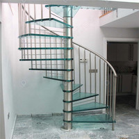 Escalier en colimaçon avec design rétractable et marches pliables pour un espace compact et un accès temporaire
