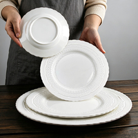 Assiettes de présentation de mariage blanches en porcelaine tendre, à motif de dentelle en relief et bordure festonnée