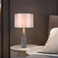 Lampe de table décorative moderne, décoration de salon d'hôtel de luxe, base en marbre facetté, col en laiton, abat-jour en tissu, lampe de table LED