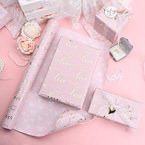 Papel de regalo con base rosa y líneas doradas con la palabra 'amor' en aluminio, ideal para baby shower, San Valentín y bodas. - Product Image 2
