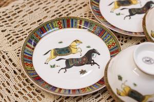 Juegos de 2 tazas personalizados, juegos de café de lujo nórdico de cerámica, juegos de sala de estar, tazas y platillos de té de porcelana con caballos de guerra - Product Image 6