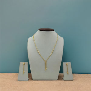 Ensemble élégant de collier et de boucles d'oreilles en or avec des détails fins et un design délicat pour les femmes amoureuses de bijoux - Product Image 4