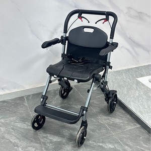 Nouvelle chaise de douche pliable à roulettes, chaise d'allaitement portable trois en un pour usage intérieur, en alliage d'aluminium noir et gris YL 905 - Product Image 1