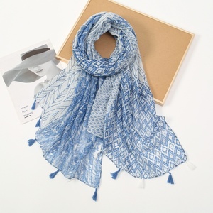 Nouvel arrivage transfrontalier : Écharpe chaude pour femme en tissu sergé de coton, lin et polyester, imprimée vintage et colorée avec pompons - Product Image 3