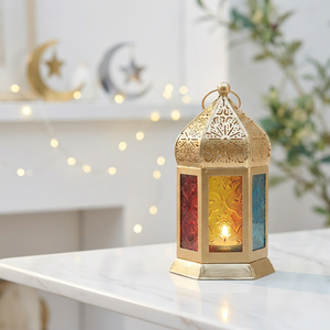 Lanterne à bougie miniature en métal doré avec verre coloré pour la décoration de la maison pendant le Ramadan - Product Image 1