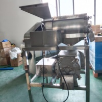 Fruitpulp-extractor, fruitpulp- en zaadseparatiemachine, mangopulp-machine, machine voor enkelvoudige kernverwijdering en -beating.