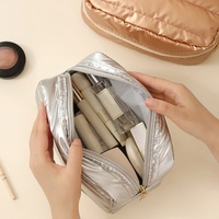 QET1145 Trousse de Maquillage Portable Matelassée Imperméable avec Logo Personnalisé, Organisateur de Maquillage Gonflé, Pochette de Voyage pour Cosmétiques avec Fermeture Éclair