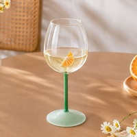 Verre à vin en verre borosilicate soufflé à la main avec tranche de citron intégrée, pied vert, verre à cocktail original pour la maison, le bar, les fêtes, les mariages, les cadeaux