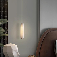 Lampe suspendue à flûte d'albâtre mince et cylindrique en albâtre avec lueur chaude, parfaite pour les salles à manger ou les îlots de cuisine