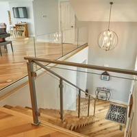 Escalier flottant moderne de luxe avec bande lumineuse LED, garde-corps en verre transparent, construction en bois massif, écologique et durable pour l'extérieur