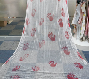 Décoration de porte de <span class=keywords><strong>maison</strong></span> hantée en gaze pour Halloween, gaze à empreintes de sang pour le Festival des Fantômes, découpable - Product Image 3