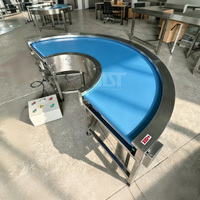 Convoyeur à courroie incurvée en PU de qualité alimentaire AST, 175 degrés, vitesse réglable, garantie 1 an, capacité de lavage, applications sanitaires