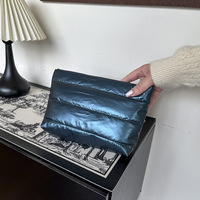 Vente en gros de pochette cosmétique en tissu rembourré avec logo personnalisé trousse de toilette de voyage souple et gonflée trousse à cosmétiques matelassée en nylon