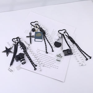 LLavero de cámara de estrella de moda, cuerda trenzada tejida en blanco y negro, gancho en forma de corazón, accesorios para coche Mini, colgante, llavero de plástico - Product Image 3