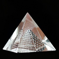 Fabrik-Großhandel 3D Pyramiden-Themen-Dekorationen Lasergravierte Transparente Kristallglas-Tischdekorationen