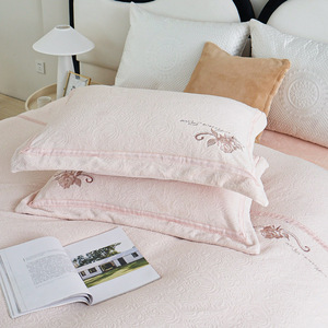 Parure de lit en polaire brodée Duoximeimiankang 203x229cm, motif floral épaissi, housse de couette, drap et taie d'oreiller pour usage domestique - Product Image 3