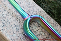 Fourche de vélo de route en titane imprimée en 3D de couleur arc-en-ciel à travers la chute d'essieu pour une utilisation avec des vélos de route