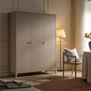 Armadio Moderno in Legno a 3 Ante con Asta Appendiabiti, Ripiani Regolabili e Maniglie Dorate <span class=keywords><strong>per</strong></span> Camera da Letto - Product Image 1