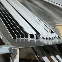 Système de profilés en T pour plafond en acier galvanisé à haute résistance, revêtu de zinc, pour l'assemblage de plafonds de bâtiments industriels