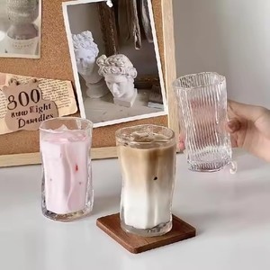 Fábrica al por mayor Simple bebida fría vino café taza de vidrio de forma <span class=keywords><strong>Irregular</strong></span> helado americano Latte taza de café jugo de vidrio - Product Image 5