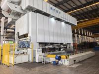 Bras robotisé d'estampage 3D multi-stations avec transfert linéaire pour l'automatisation des presses à cadre fermé